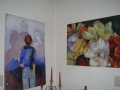 2 Gemälde: Blumenbild und Mensch mit Blick auf Wand
